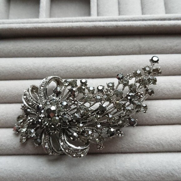 Rhinestone Sparkle Silver/black Brooch Starburst bow - Picture 2 of 7